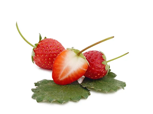 Schöne Erdbeeren und Blätter isoliert auf weiß — Stockfoto