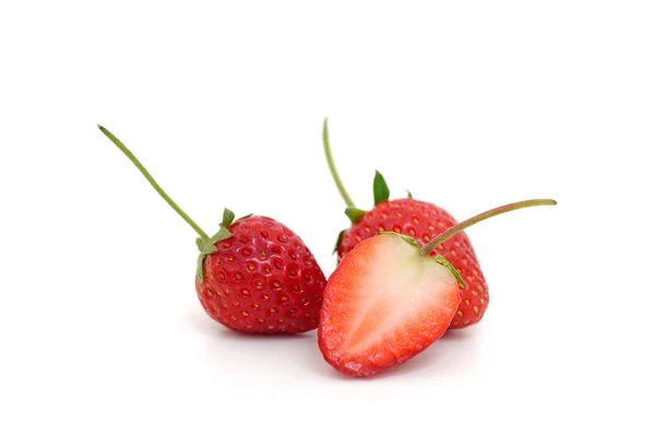 Vackra jordgubbar isolerad på vit — Stockfoto