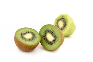 kivi meyvesi beyaz üzerine izole