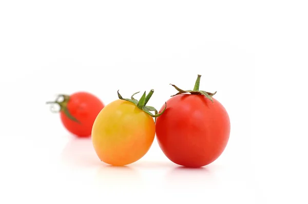 Frische Tomaten isolieren auf weißem Hintergrund — Stockfoto