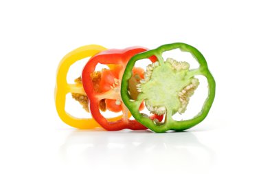 Tatlı biber dilim masa, üzerinde kırmızı biber izole beyaz arka plan