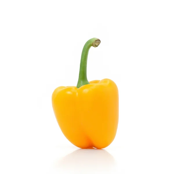 Gelbe Paprika auf dem Schreibtisch, Paprika auf weißem Hintergrund — Stockfoto
