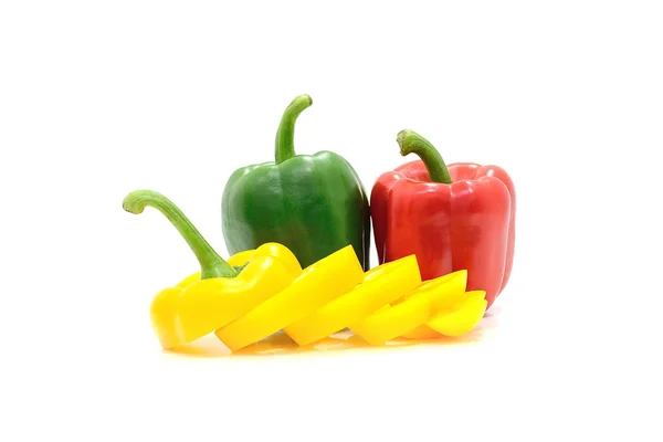 Paprikascheibe auf dem Schreibtisch, Paprika auf weißem Hintergrund — Stockfoto