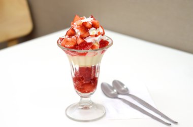 Çilekli dondurma dondurma Sevgililer için masa üzerinde