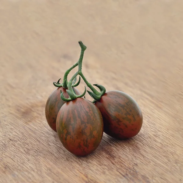 白い背景の上のチョコレート トマトまたは茶色色トマト分離 — ストック写真