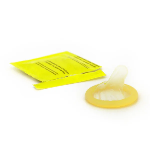 Beyaz bir arka plan üzerinde prezervatif — Stok fotoğraf