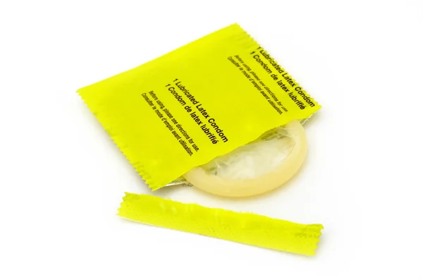 흰색 배경 위에 콘돔 — 스톡 사진