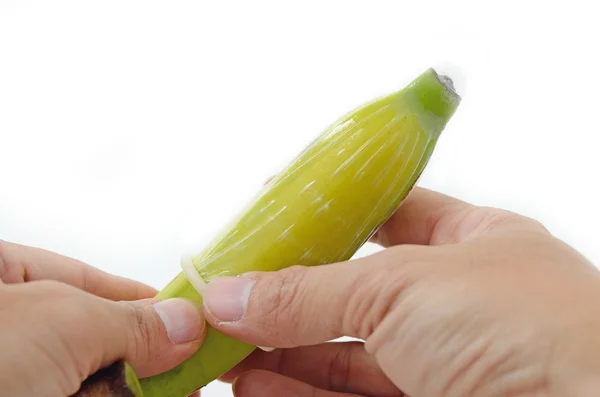 Preservativo colocado em banana para treinamento de educação sexual — Fotografia de Stock