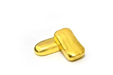 Beyaz arkaplanda izole edilmiş altın çubuklar