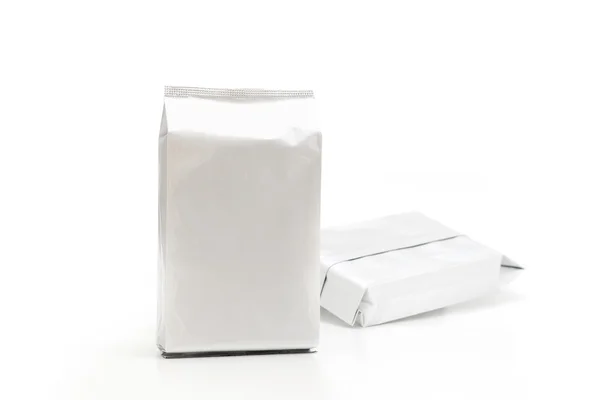 Alüminyum folyo paket beyaz arka plan üzerinde izole — Stok fotoğraf