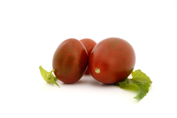 Schokoladentomaten oder braune Tomaten isolieren auf weißem Hintergrund — Stockfoto