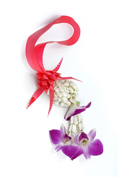 Orkide Yasemin yapılan güzel Tay tarzı Budizm çelenk ve Yıldızçiçeği, üzerinde beyaz izole. — Stok fotoğraf