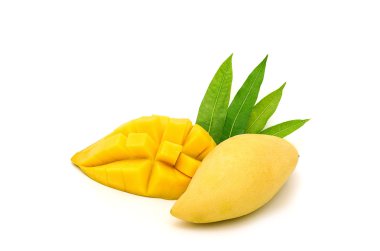Olgun Mango meyvesi beyaz arkaplanda izole