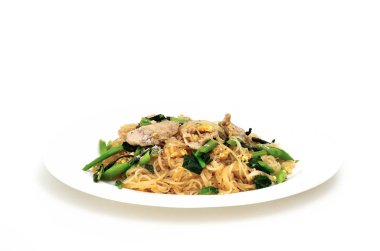 kurutulmuş şehriye beyaz tabak içinde domuz eti ve sebze ile servis