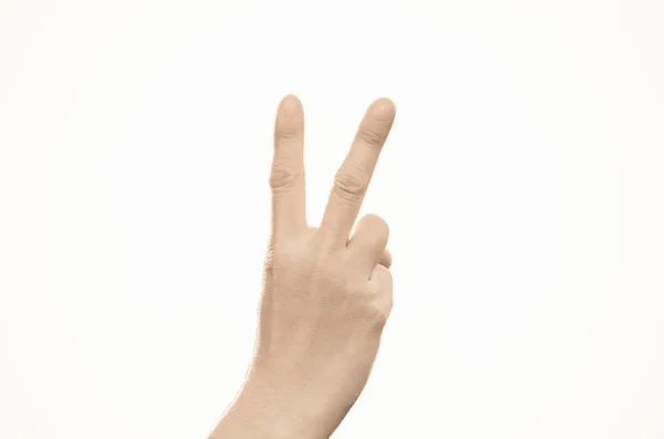 Mão mostrando sinal de vitória de paz contra fundo branco — Fotografia de Stock