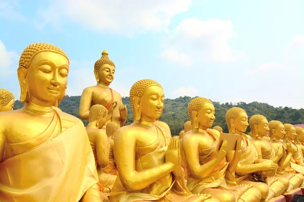 Budist Park Gloden Budist durumda magha Puja anısına
