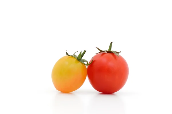 Frische Tomaten isolieren auf weißem Hintergrund — Stockfoto