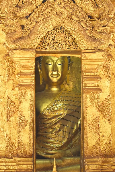 Krásné staré zlatý buddha v Wat Phra Dhat Lampang Luang — Stock fotografie
