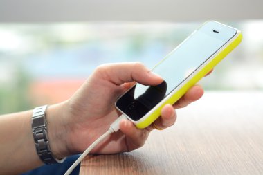 Enerji banka ile şarj ve ellerinde smartphone kullanarak telefon