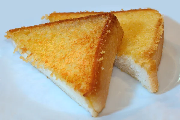 Ekmek peynir ile tepesinde — Stok fotoğraf