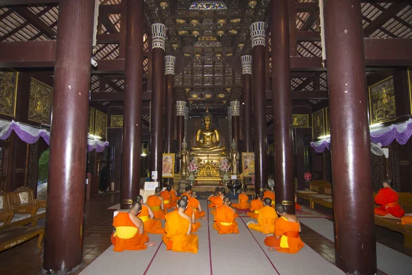 CHIANGMAI, TAILÂNDIA: 18 de abril de 2015 - Monges noviços cantam à noite — Fotografia de Stock