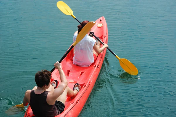 Travelar denizde bir kayık kürek. Adada Kayak