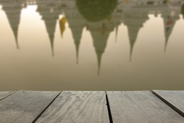Bulanıklık ve Teras ahşap ve antik yansıtmak, pagoda adlı Samutprakarn il Tayland Wat asokaram arka plan kullanım için görüntü bulanıklığı