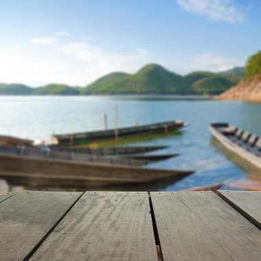 Bulanıklık ve görüntü güzel liman ve Teras ahşap arka plan kullanım için günbatımı zaman bulanıklık
