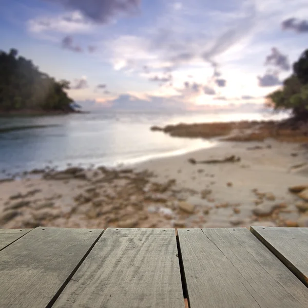Desenfoque y desenfoque imagen de terraza madera y paisaje puesta de sol paisaje marino para el uso de fondo — Foto de Stock
