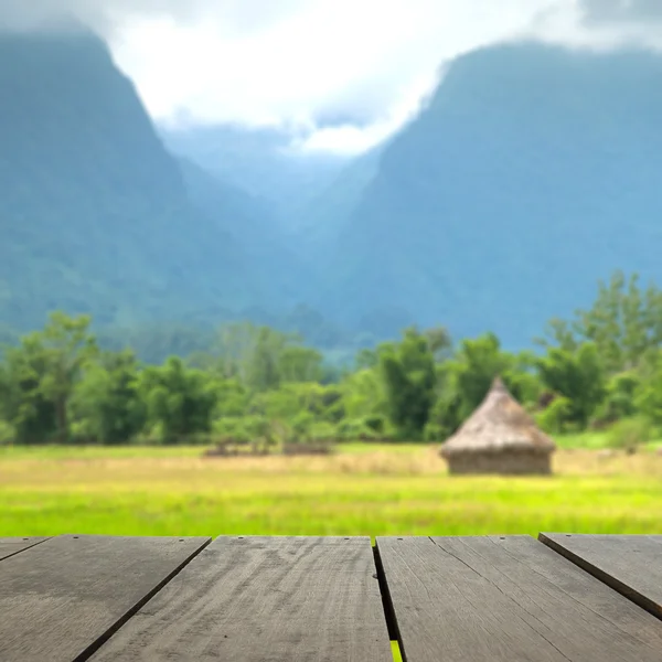 Desenfoque y desenfoque imagen de la terraza de madera y arroz campo en medio de la montaña para el uso de fondo — Foto de Stock