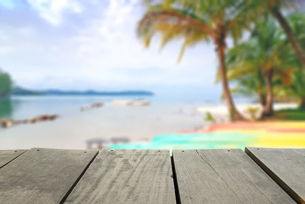 Imagem desfocada e borrada de madeira de terraço e mar bonito para uso de fundo — Fotografia de Stock