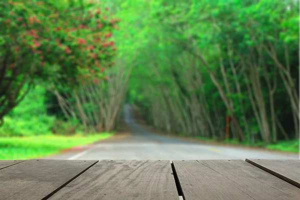 Sfocatura e sfocatura immagine di terrazza legno e albero tunnel per l'uso di sfondo — Foto Stock