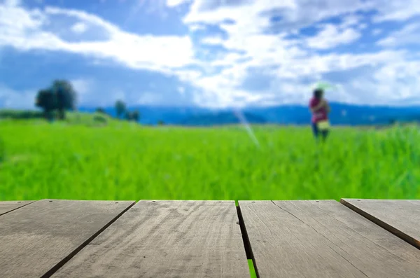 Defocus en afbeelding van terras hout en gezonde meisje staande againt ochtendzon voor achtergrond gebruik vervagen — Stockfoto