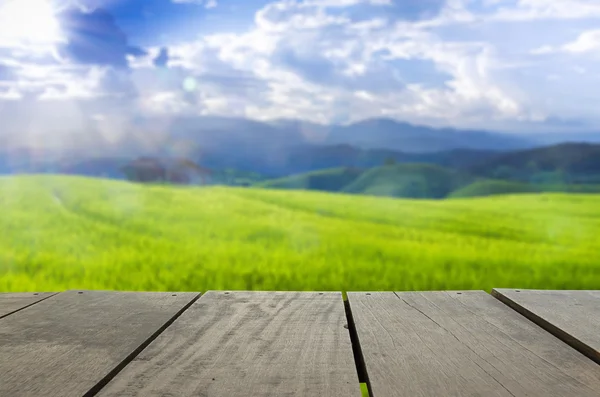 Defocus en afbeelding van terras hout en landschap weergave againt ochtendzon voor achtergrond gebruik vervagen — Stockfoto