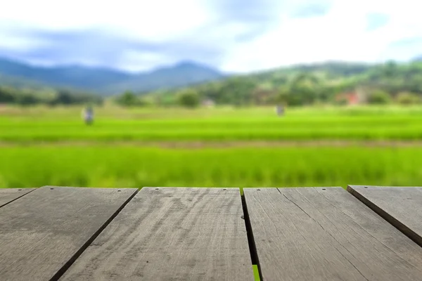 Image floue et floue du bois de terrasse et du paysage vue de la vie agricole le matin pour l'utilisation de fond — Photo