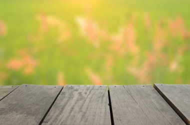 Defocused ve tarım Teras ahşap ve güzel pirinç alan çayır arka plan kullanım için görüntü bulanıklığı