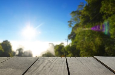 Defocused ve Teras ahşap ve güzel orman arka plan kullanım için görüntü bulanıklığı