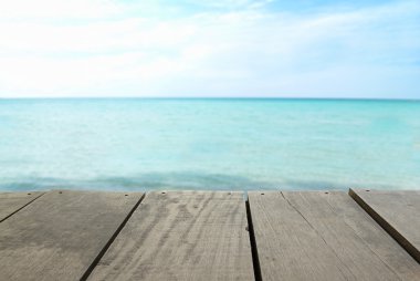 Defocused ve Teras ahşap ve güzel deniz manzarası görüntü bulanıklığı