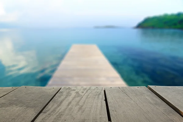 Imagem desfocada e desfocada de madeira de terraço e passarela Jetty para o mar para uso em segundo plano — Fotografia de Stock