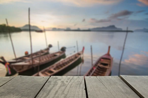 Defocused és a elmosódott kép a teraszon fából készült, és szép tengeri kilátás, a reggeli ideje háttér használat — Stock Fotó