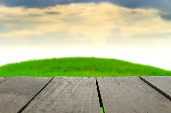 Intreepupil en beeld van terras hout en prachtige berg voor achtergrond gebruik vervagen — Stockfoto