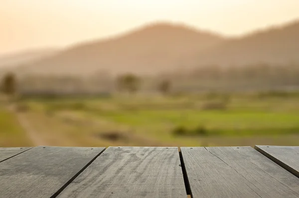 Intreepupil en vervagen beeld van terras hout en landschap zonsondergang voor — Stockfoto