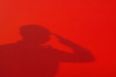 Gölge gurur Selam erkek ordusu asker kırmızı zemin üzerine