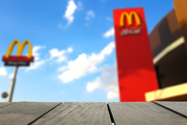 CHIANGMAI, THAILAND - MAY 13: McDonald's sign in midst of blue sky on May 13, 2015 in Chiangmai. It is the world's largest chain of hamburger fast food restaurants — Stock Photo, Image