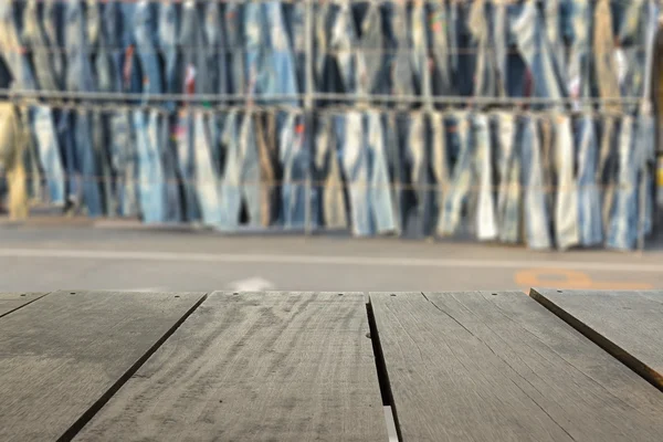 Defocus e Blur fundo de madeira terraço e loja Jean no mercado para uso de fundo — Fotografia de Stock
