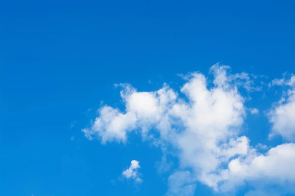 Błękitne niebo i chmura piękne — Zdjęcie stockowe