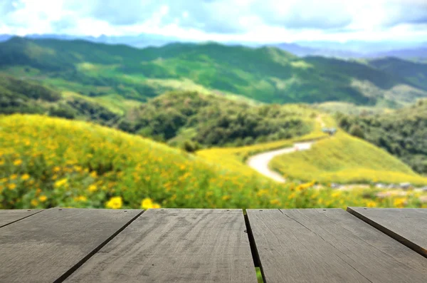 Bulanıklık ve Teras ahşap ve ayçiçeği alan ve r görüntü bulanıklığı