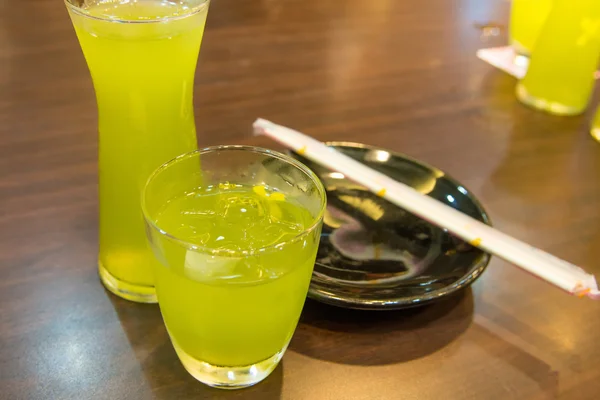 Свіжий зелений чай на столі — стокове фото