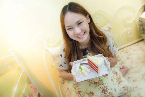 Belle fille manger gâteau dans le café — Photo