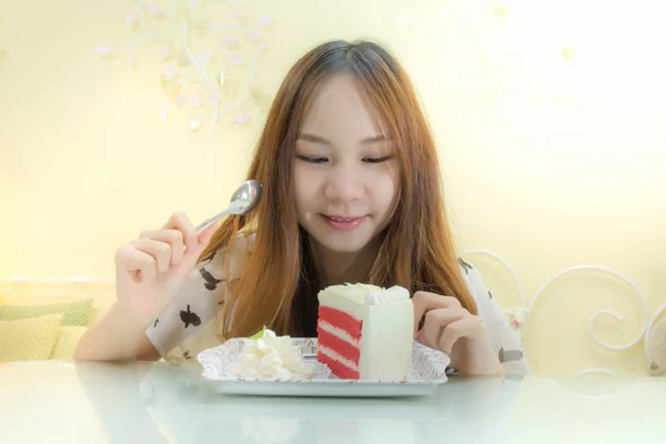 Hermosa chica comiendo pastel en la cafetería — Foto de Stock